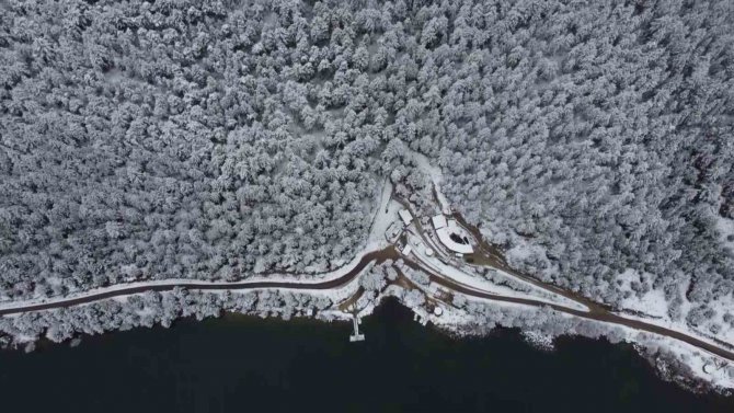 Karla Kaplanan İlçenin Doğal Güzellikleri Eşsiz Manzaralar Sunuyor