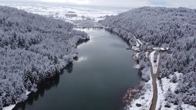 Karla Kaplanan İlçenin Doğal Güzellikleri Eşsiz Manzaralar Sunuyor