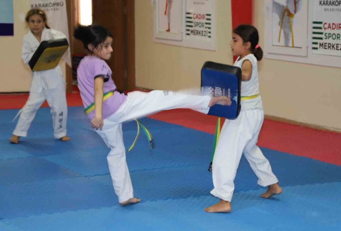 Karaköprü’de Gençler Zamanını Sporla Değerlendiriyor