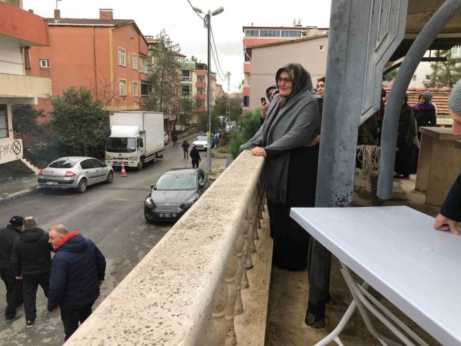 Kartal’da Evlerinde Ölü Bulunan Anne Ve İki Kızı Toprağa Verildi