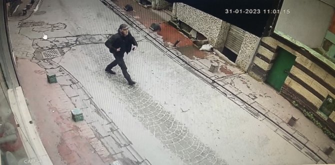 İ̇stanbul’da Silahlı Saldırı Sonrası İlginç Anlar Kamerada: 200 Metre Hiçbir Şey Olmamış Gibi Yürüdü