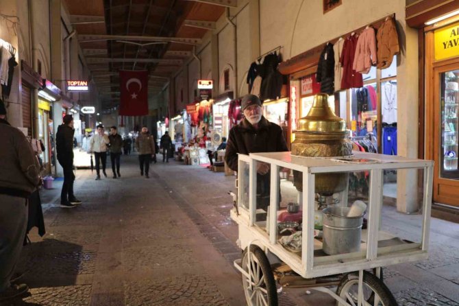 Yazın Meyan Şerbeti, Kışın Salep Satıyor