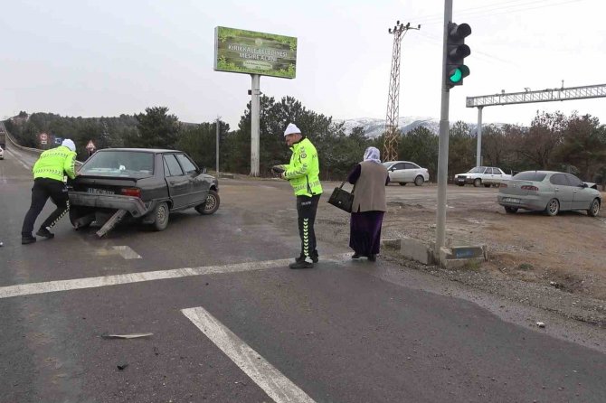 İ̇ki Otomobil Kavşakta Çarpıştı: 1 Yaralı