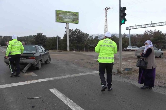 İ̇ki Otomobil Kavşakta Çarpıştı: 1 Yaralı