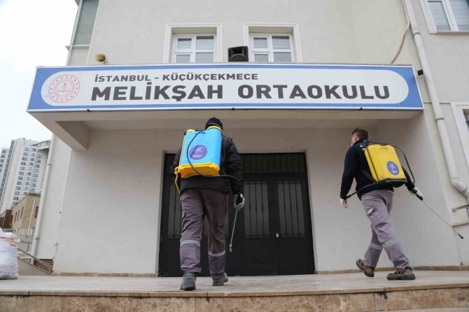 Küçükçekmece’deki 200 Okulda Dezenfeksiyon Ve İlaçlama Çalışması Yürütülüyor