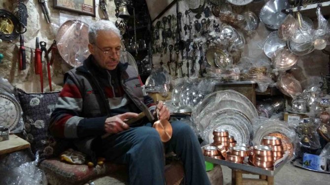 Mardinli Bakır Ustası 7 Yaşından Beri Elleriyle Sanat İşliyor