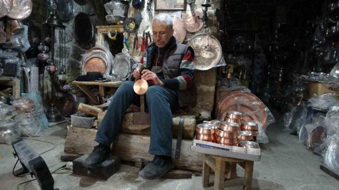 Mardinli Bakır Ustası 7 Yaşından Beri Elleriyle Sanat İşliyor