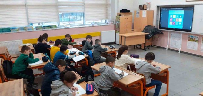 Öğrenciler İ̇ngilizce Ve Matematik Bilgilerini Bu Kurslarda Geliştiriyor