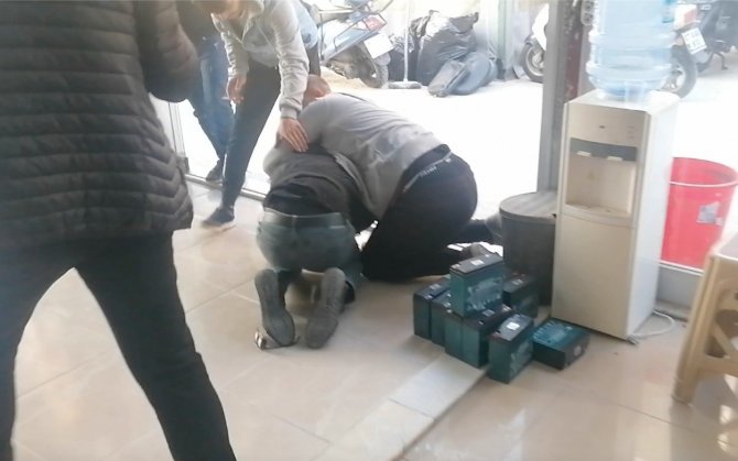 Motosiklet Tamircisi, Hırsızı Üzerine Atlayıp Yere Yatırarak Yakaladı