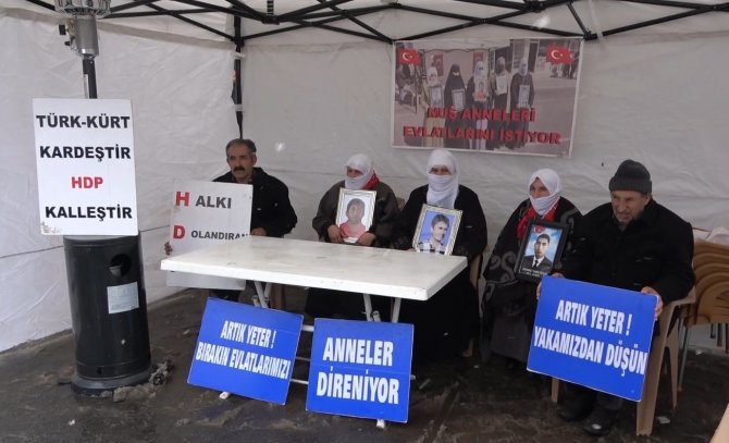 Kar Yağışı Altında Evlat Nöbeti