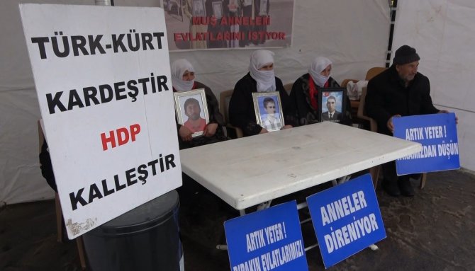 Kar Yağışı Altında Evlat Nöbeti