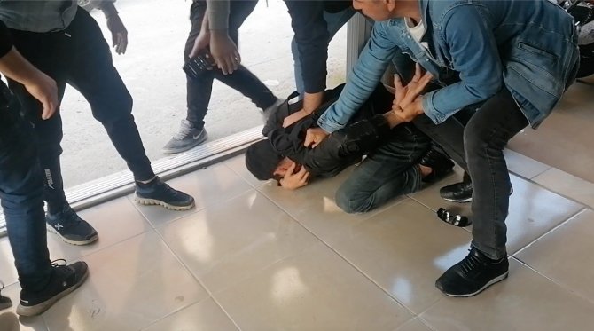 Motosiklet Tamircisi, Hırsızı Üzerine Atlayıp Yere Yatırarak Yakaladı