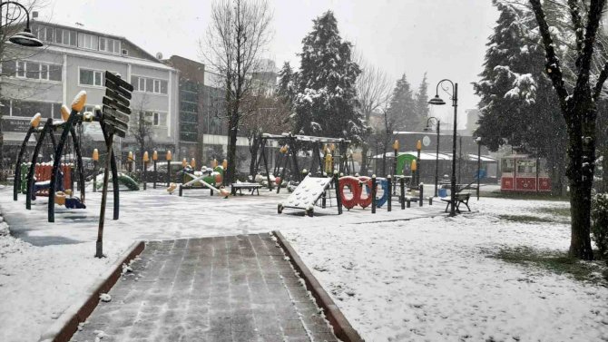 O İlçenin Merkezi Beyaza Büründü