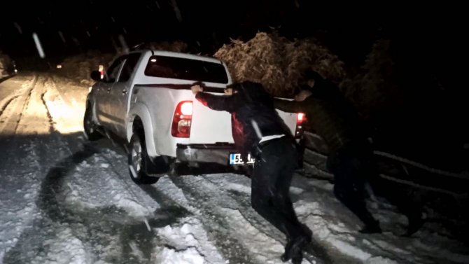 Nebiyan Dağı Beyaza Büründü, Araçlar Yollarda Kaldı