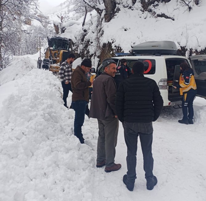 Doğum Sancısı Tutan Kadın Kar Nedeniyle 3 Saat Sonra Hastaneye Ulaştırıldı