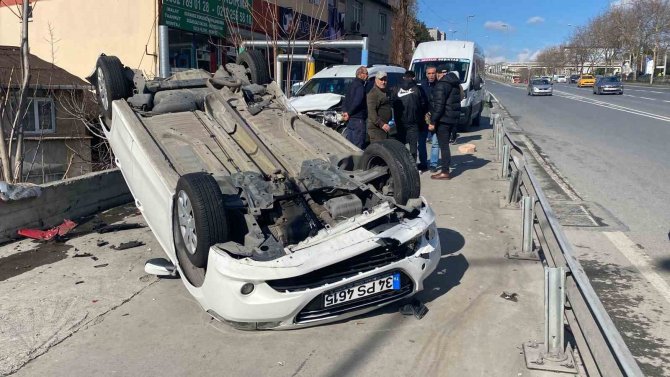 İ̇stanbul’da Feci Kaza Kamerada: 2 Araba Ve 1 Motosiklet Pert Oldu