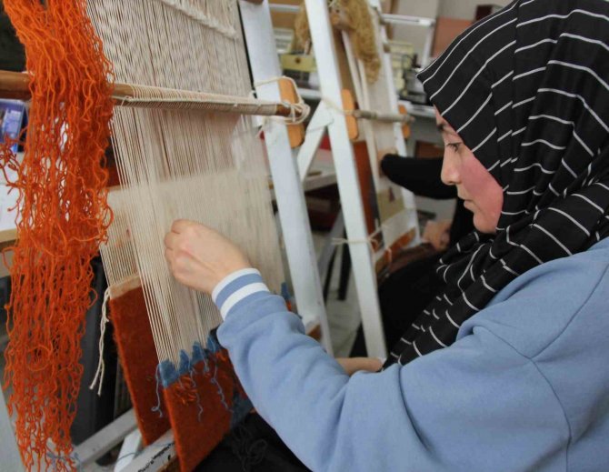 Yaşatmak İçin İlmekliyorlar