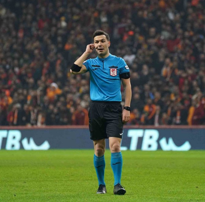 Spor Toto Süper Lig: Galatasararay: 1 - Ümraniyespor: 2 (İ̇lk Yarı)