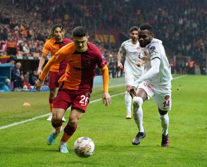 Spor Toto Süper Lig: Galatasararay: 1 - Ümraniyespor: 2 (İ̇lk Yarı)