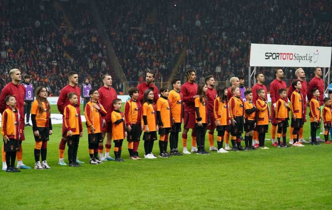 Spor Toto Süper Lig: Galatasaray: 0 - Ümraniyespor: 1 (Maç Devam Ediyor)