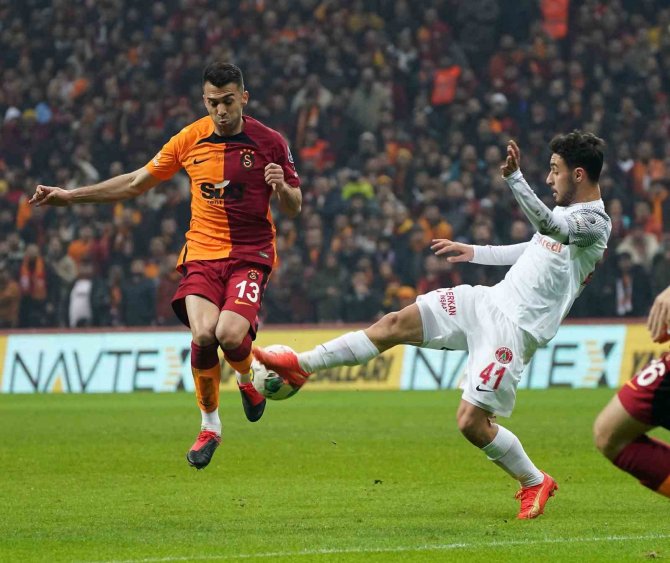 Spor Toto Süper Lig: Galatasararay: 1 - Ümraniyespor: 2 (İ̇lk Yarı)