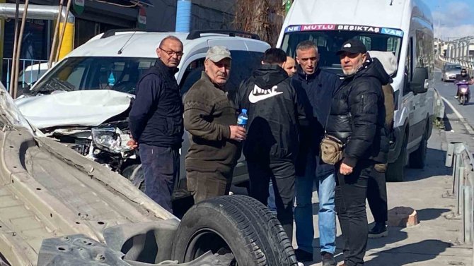 İ̇stanbul’da Feci Kaza Kamerada: 2 Araba Ve 1 Motosiklet Pert Oldu