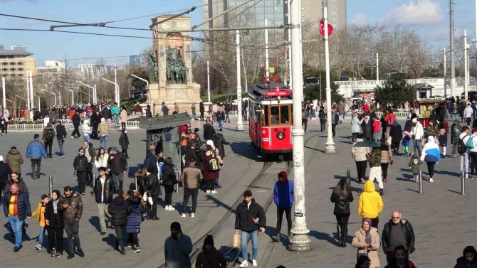 Taksim’de Dün Gece Etkili Olan Kar Yağışı Bugün Yerini Güneşe Bıraktı