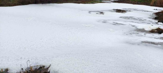 Uluabat Gölü’ne Akan Derelerde "Beyaz Köpük” Paniği