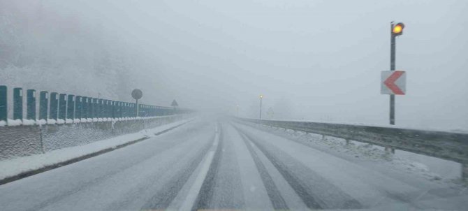 Bolu Dağı’nın Düzce Geçişinde Kar Ve Sis Etkili Oluyor