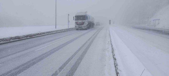 Bolu Dağı’nın Düzce Geçişinde Kar Ve Sis Etkili Oluyor