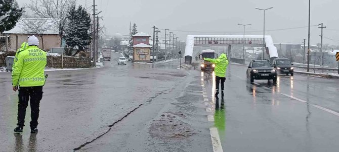 Kar Yağışı Polisi Harekete Geçirdi
