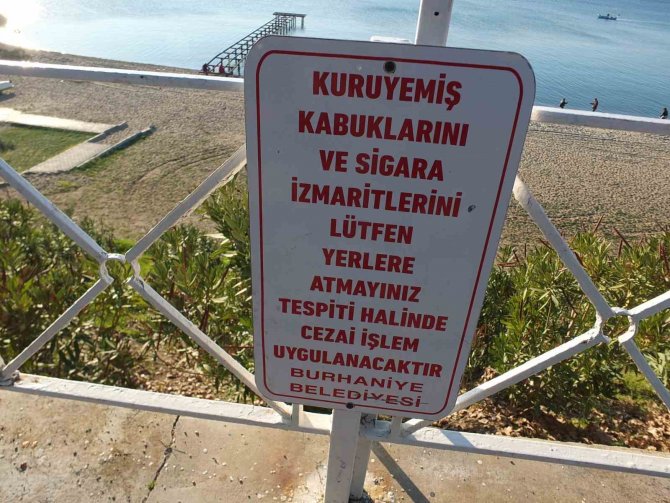 Burhaniye’de Şaka Gibi Uyarı Levhası