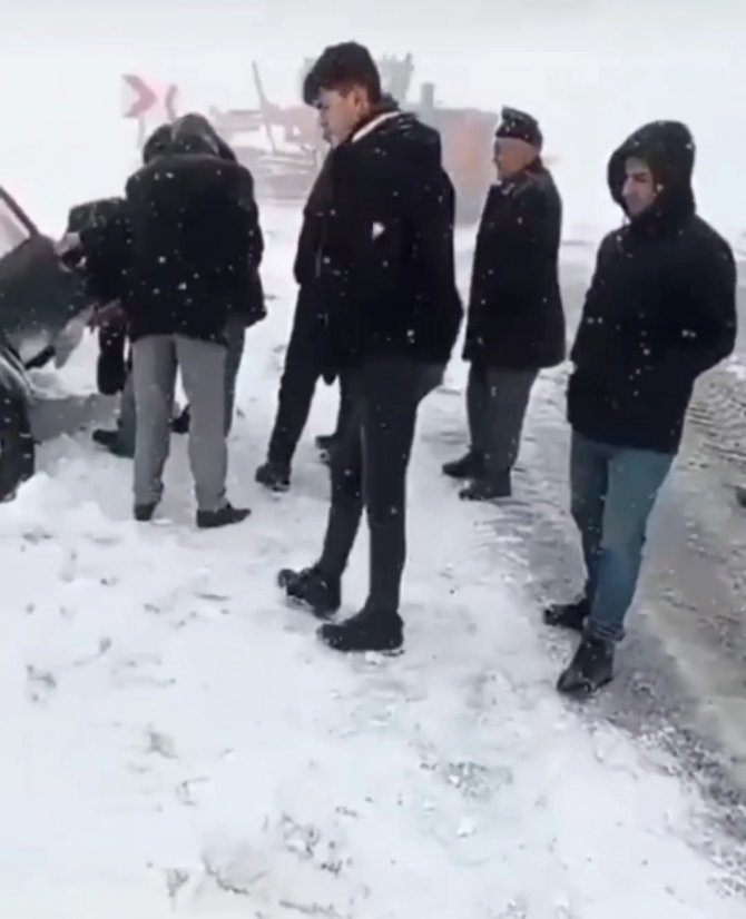 Yoldan Çıkan Minibüs Kara Saplandı