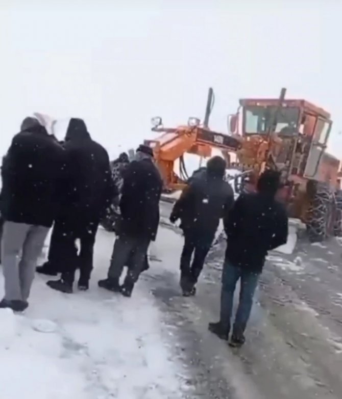 Yoldan Çıkan Minibüs Kara Saplandı