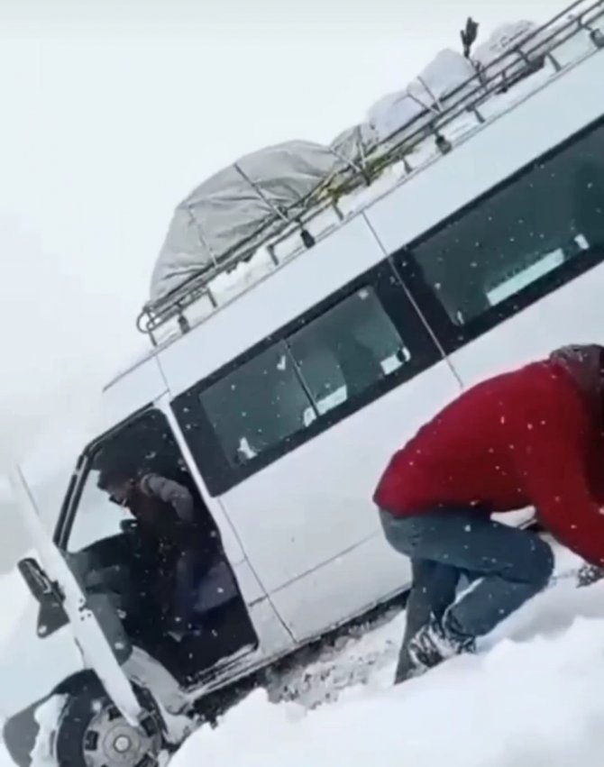 Yoldan Çıkan Minibüs Kara Saplandı