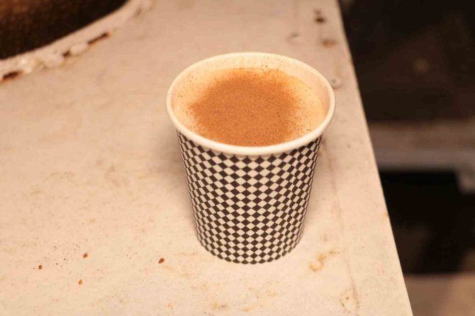 Yazın Meyan Şerbeti, Kışın Salep Satıyor