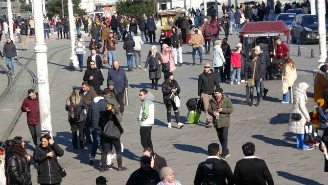 Taksim’de Dün Gece Etkili Olan Kar Yağışı Bugün Yerini Güneşe Bıraktı