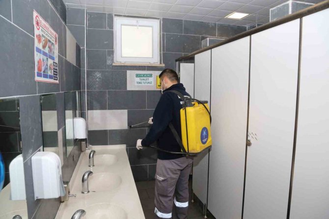Küçükçekmece’deki 200 Okulda Dezenfeksiyon Ve İlaçlama Çalışması Yürütülüyor