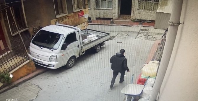 İ̇stanbul’da Silahlı Saldırı Sonrası İlginç Anlar Kamerada: 200 Metre Hiçbir Şey Olmamış Gibi Yürüdü