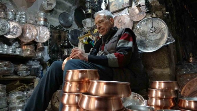 Mardinli Bakır Ustası 7 Yaşından Beri Elleriyle Sanat İşliyor