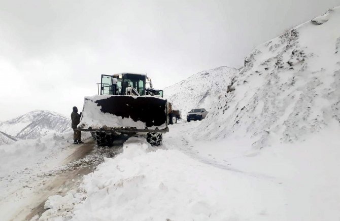 Siirt’te Kar Yağışı Nedeniyle 9 Köy Yolu Ulaşıma Kapandı