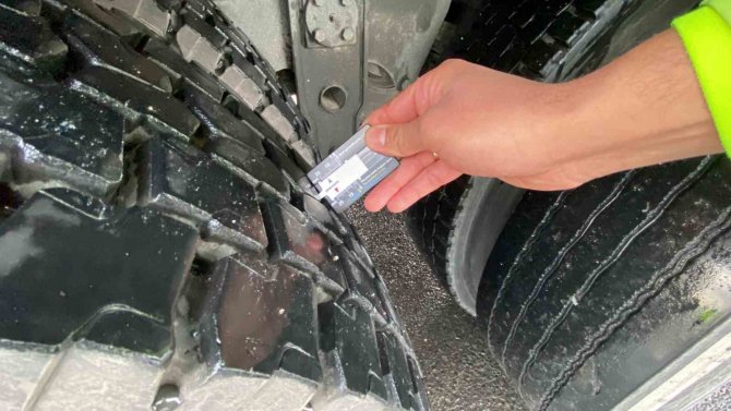 Kar Yağışı Ekipleri Harekete Geçirdi: Araçların Lastikleri Tek Tek Kontrol Edildi