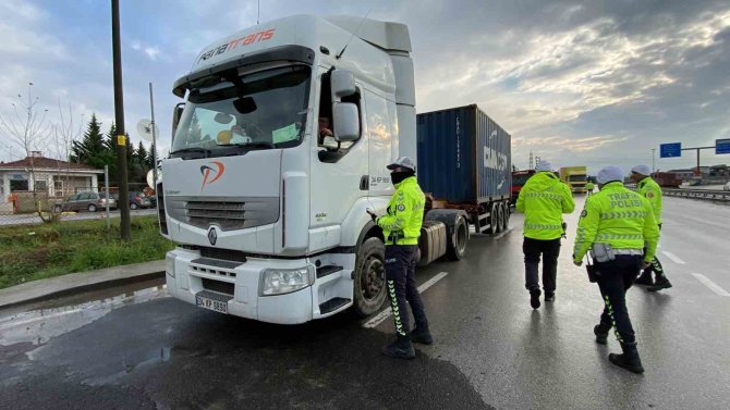 Kar Yağışı Ekipleri Harekete Geçirdi: Araçların Lastikleri Tek Tek Kontrol Edildi