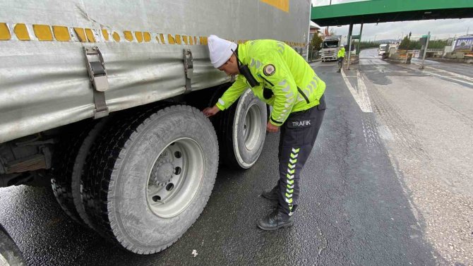 Kar Yağışı Ekipleri Harekete Geçirdi: Araçların Lastikleri Tek Tek Kontrol Edildi