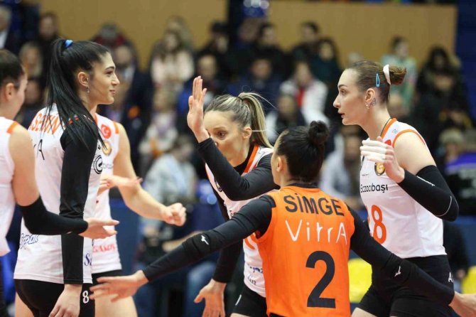 Eczacıbaşı Dynavit, Romanya’dan Galibiyetle Dönüyor