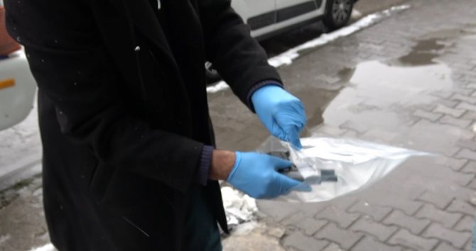 Tabancayı Gizlerken Önce Güvenlik Kameralarına Sonra Polise Yakalandı
