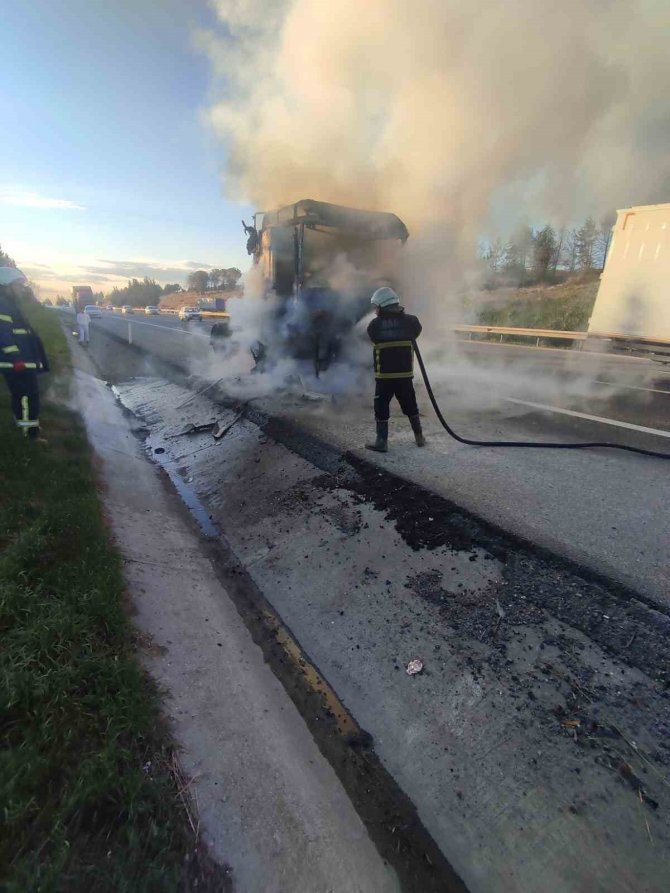 Adana’da Seyir Halindeki Tır Alev Topuna Döndü