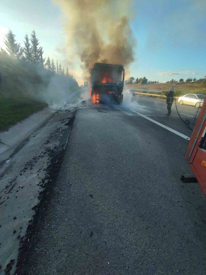 Adana’da Seyir Halindeki Tır Alev Topuna Döndü