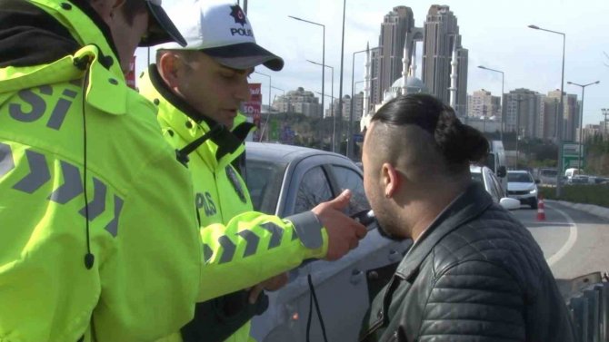 Ataşehir’de Şarampole Yuvarlanan Otomobilden Burnu Bile Kanamadan Çıktı