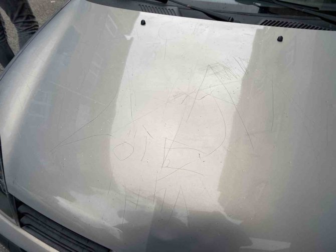 Ataşehir’de Şahısları Sokak Ortasında Otomobili Çizip Yazılar Yazdı
